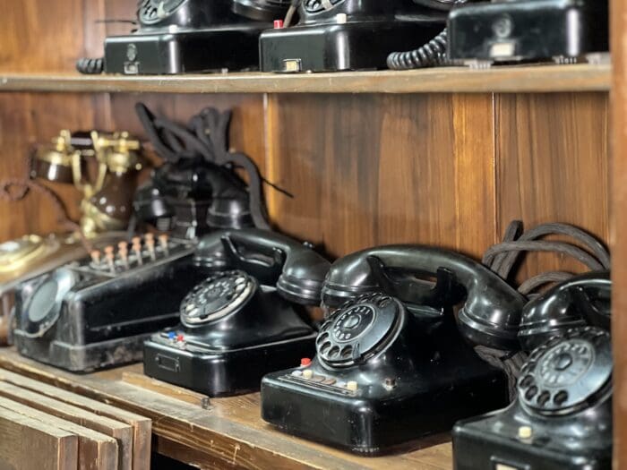 Historische Telefone weiß und schwarz – Bild 2