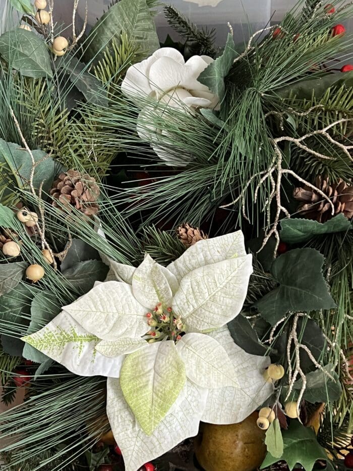 Dekokränze mit weißen Weihnachtssternen, 1 Kiste