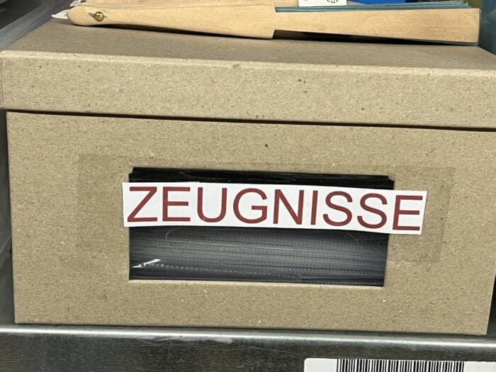 Zeugnisse, 1 Schachtel voll